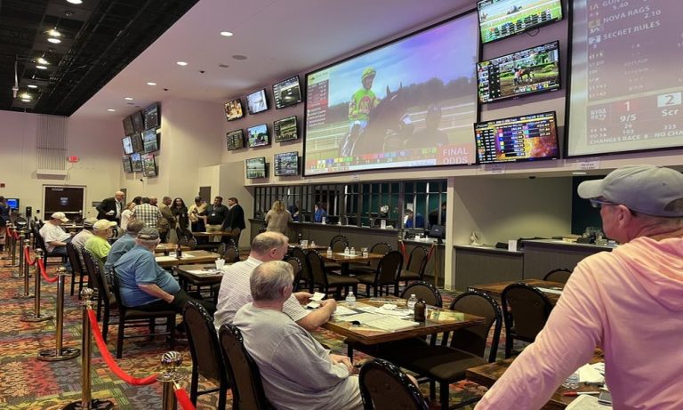 What information does an online baccarat round generate?